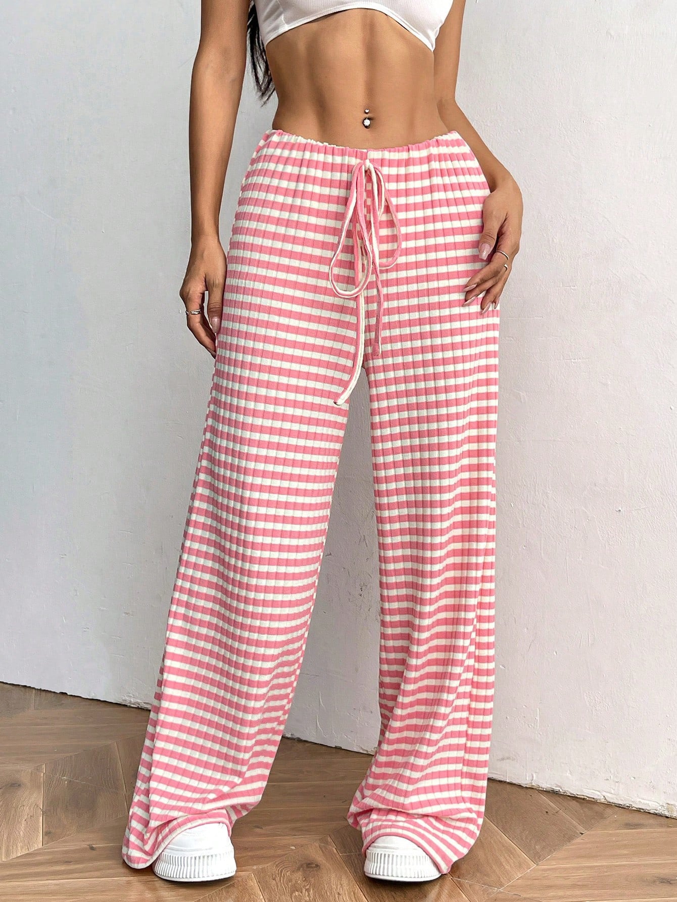 Comfortable lounge pants for women with a loose fit and adjustable drawstring Chic und Stil