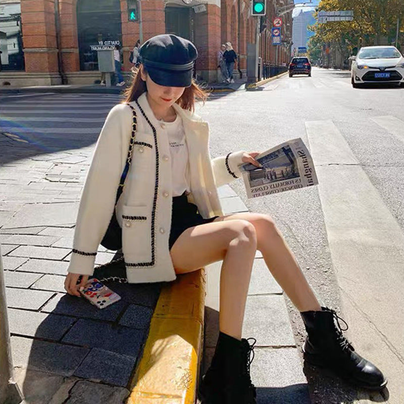 Dames cardigan à la mode avec des coutures contrastées élégantes et des détails de boutons Chic und Stil