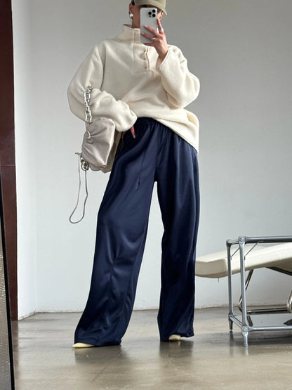 Wide sports pants for women with diagonal stripes Chic und Stil