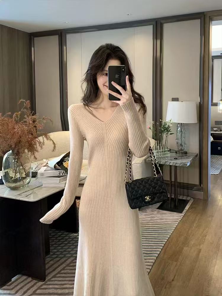 Robe maxi tricot femme avec décolleté en V et fine structure côtelée Chic und Stil