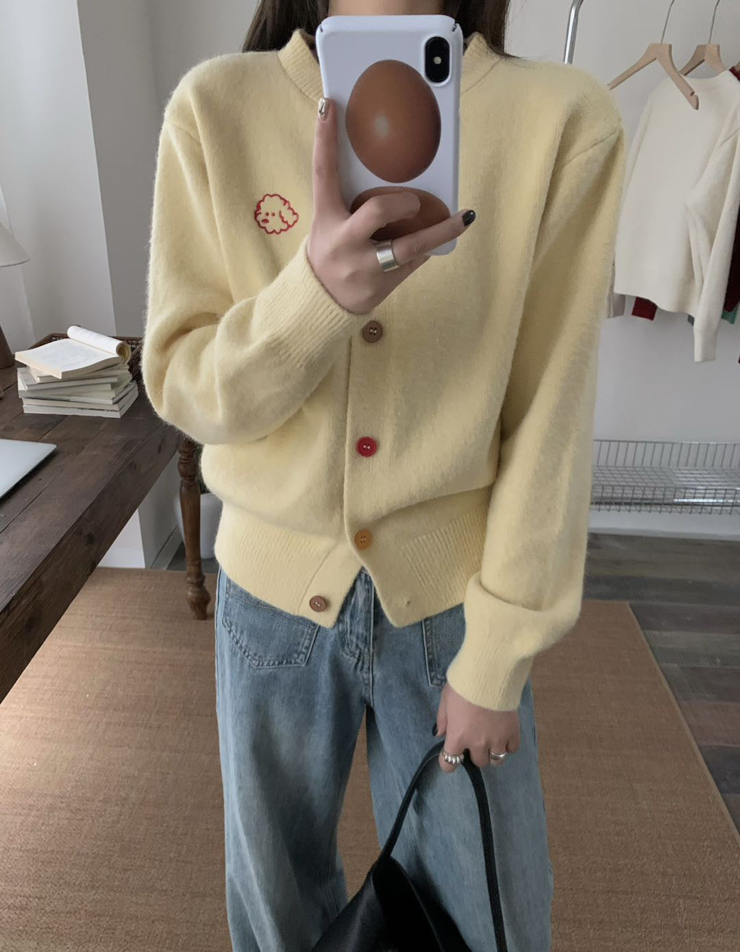 Dames pull-over en tricot douillet avec décolleté boutonné et motif brodé Chic und Stil