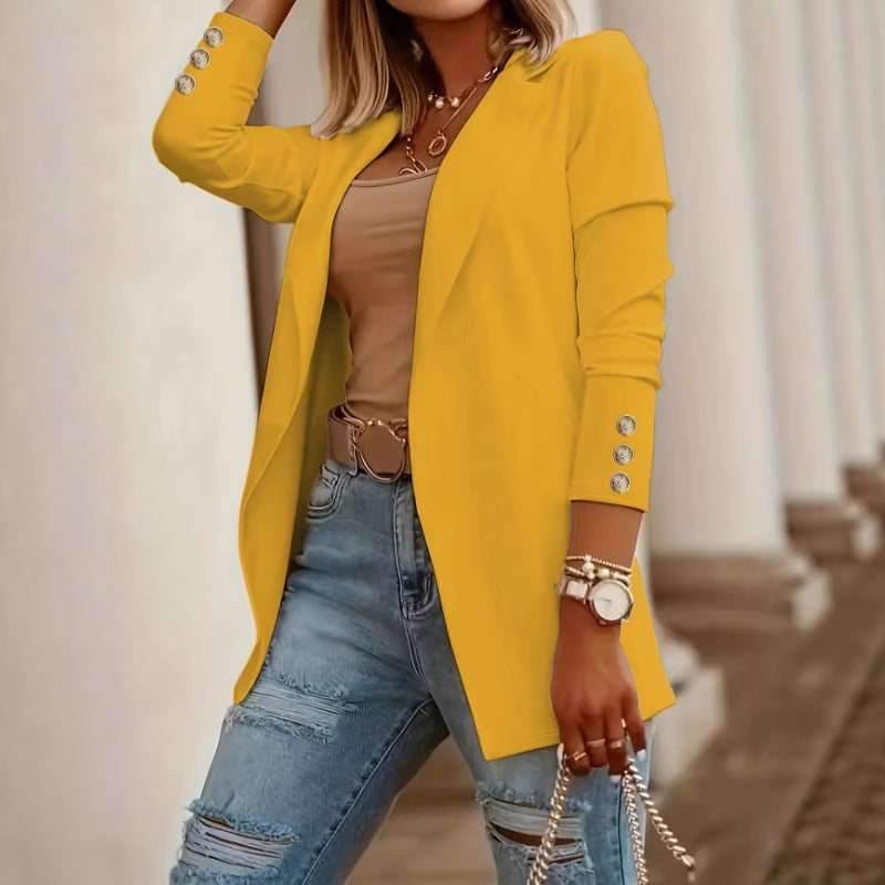 Veste élégante pour femmes avec des boutons glamour et une coupe cintrée Chic und Stil