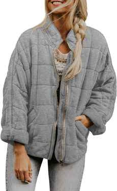 Chic women's puffer jacket with practical zipper and large pockets. Chic and stylish.