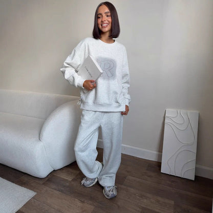 Casual outfit for women with oversized sweatshirt and comfortable pants Chic and Style