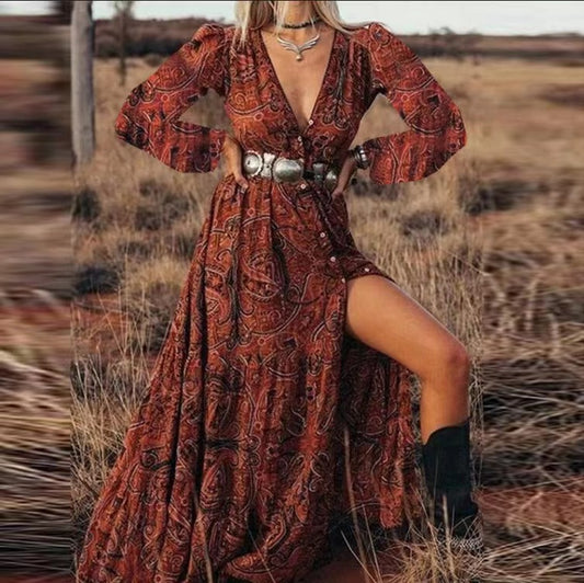 Robe maxi femme avec un motif paisley ludique et des détails élégants de boutons Chic und Stil