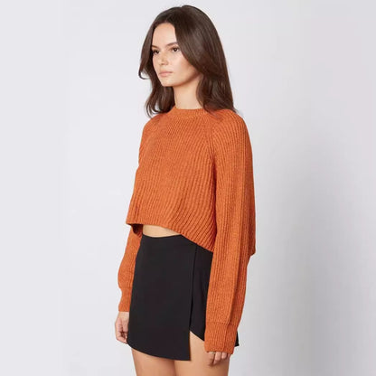 Dames tendance, pull court en tricot avec structure côtelée et épaules tombantes Chic und Stil