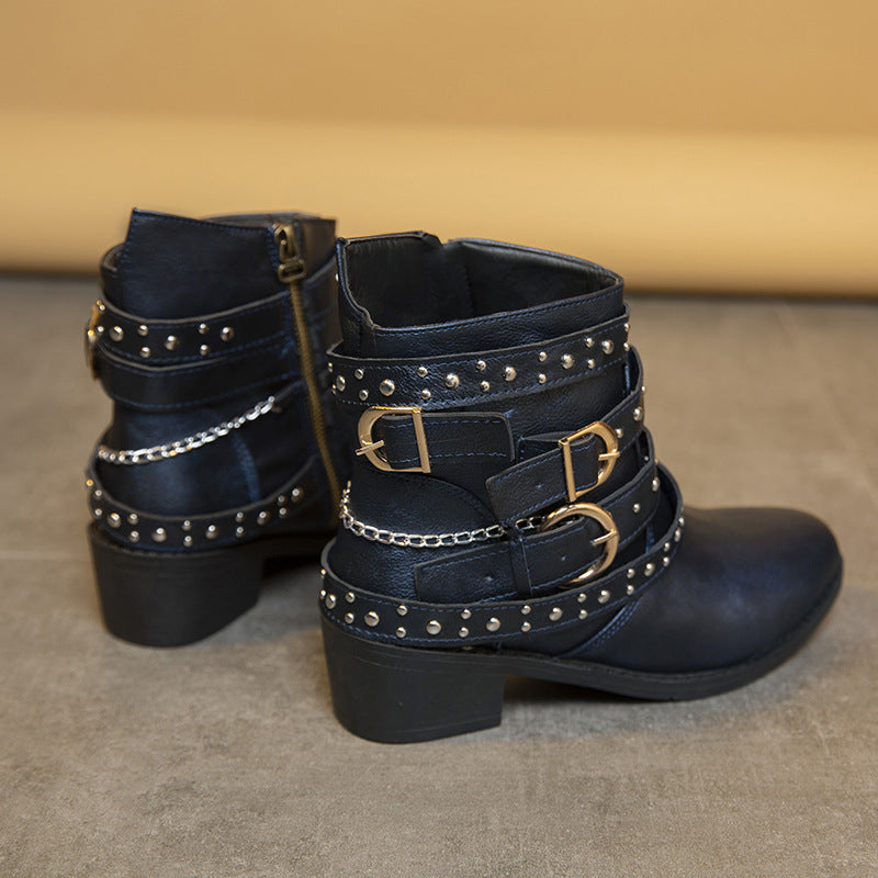 Bottines féminines tendance avec des bandoulières décorées et des éléments en chaîne Chic und Stil