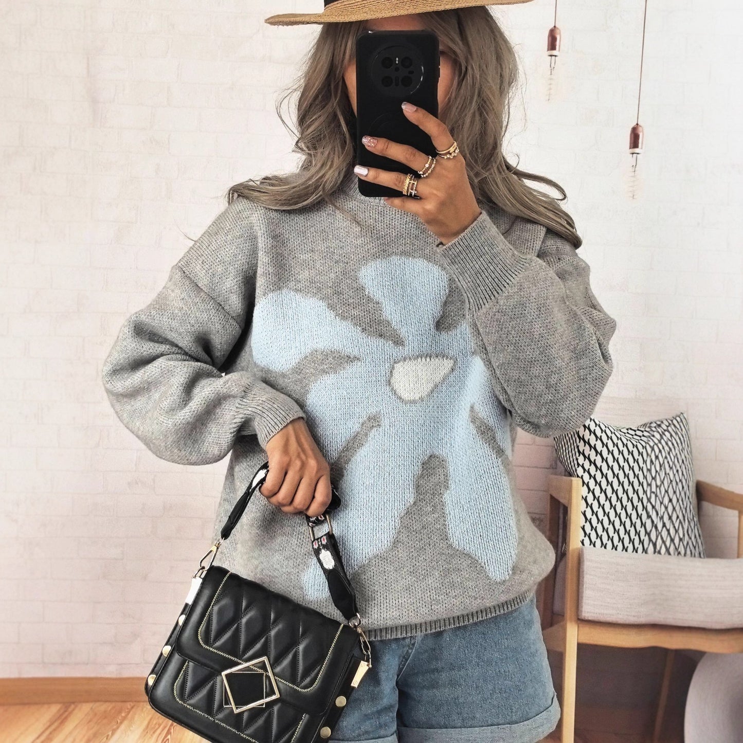 Pull femme avec motif floral saisissant et coupe décontractée Chic und Stil