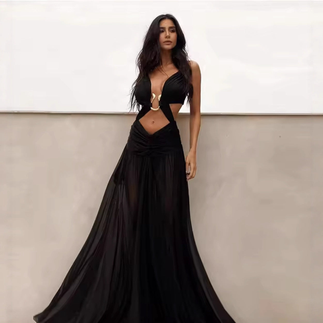 Robe maxi femme avec un design de volants ludique et une élégante ouverture dans le dos Chic und Stil