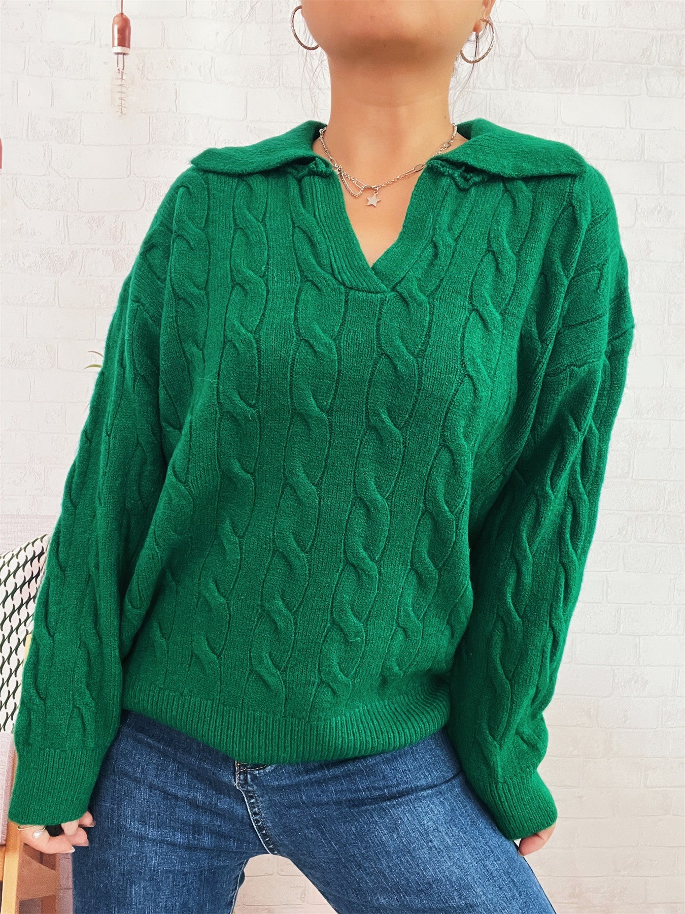 Pull en grosse maille pour femmes avec un design de tresses colorées et un col classique Chic und Stil