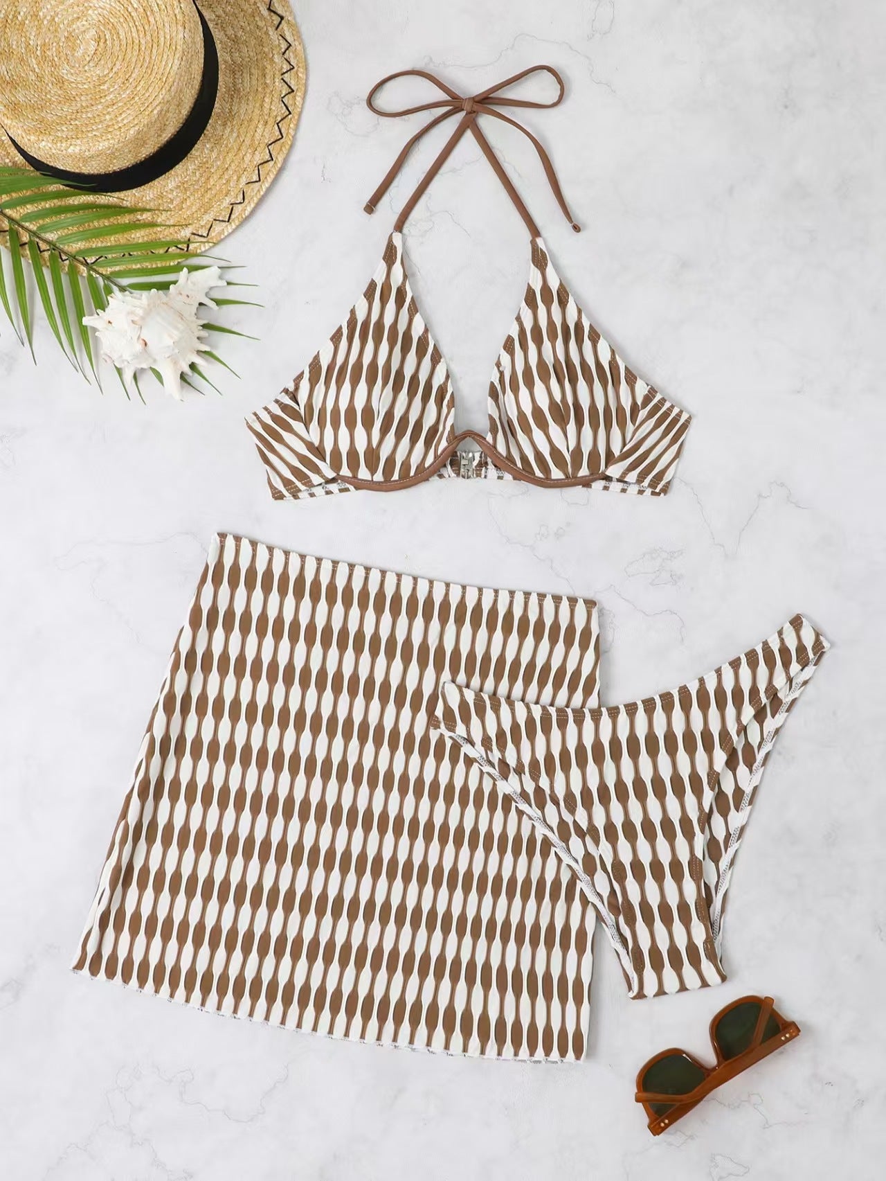 Bikini triangle pour femmes avec une jupe tendance et un motif accrocheur Chic und Stil
