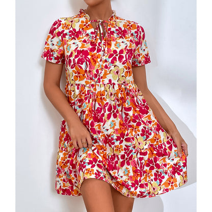 Robe courte à fleurs pour dames avec des détails en dentelle et une silhouette cintrée Chic und Stil