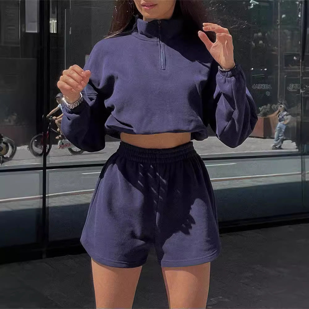 Women's sports set with cropped sweater and shorts Chic und Stil