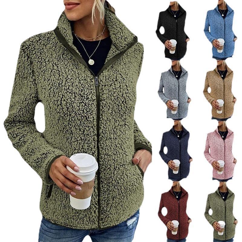 Soft fleece jacket for women with a high collar and side pockets Chic und Stil