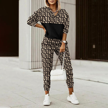 Fashionable women's set consisting of a printed top and fitted pants Chic und Stil