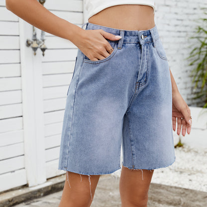 Women's denim shorts with a modern cut and fringed edge Chic und Stil
