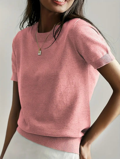 Pull en fine maille pour femmes avec une silhouette à manches courtes et un matériau fluide doux Élégance et style