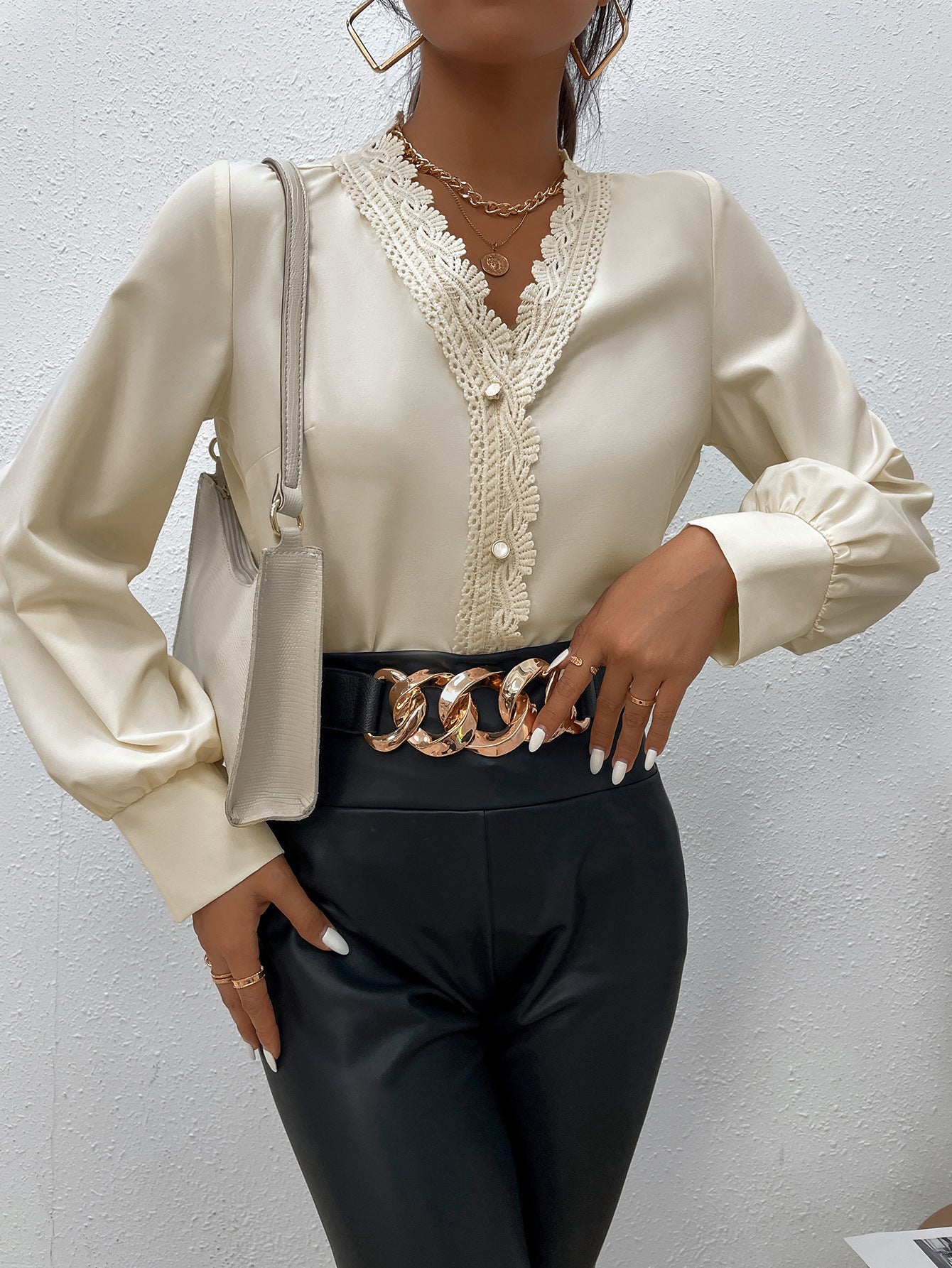 Dames Élégante blouse avec dentelle et détails de boutons Chic und Stil