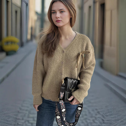 Dame Cardigan avec un motif de structure fin et des détails de bouton décoratifs Chic und Stil