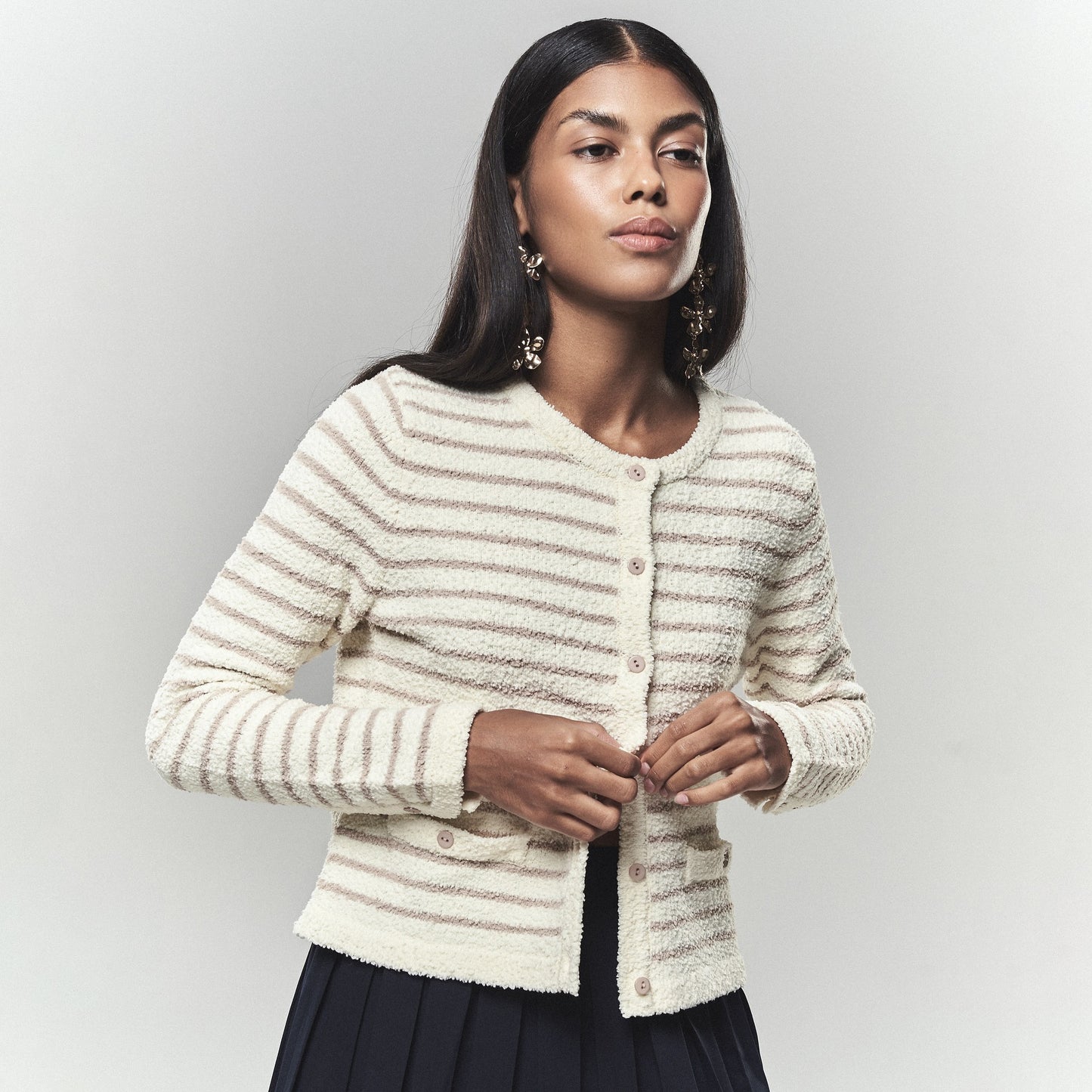 Dames cardigan avec des détails élégants de boutons et une coupe décontractée Chic und Stil