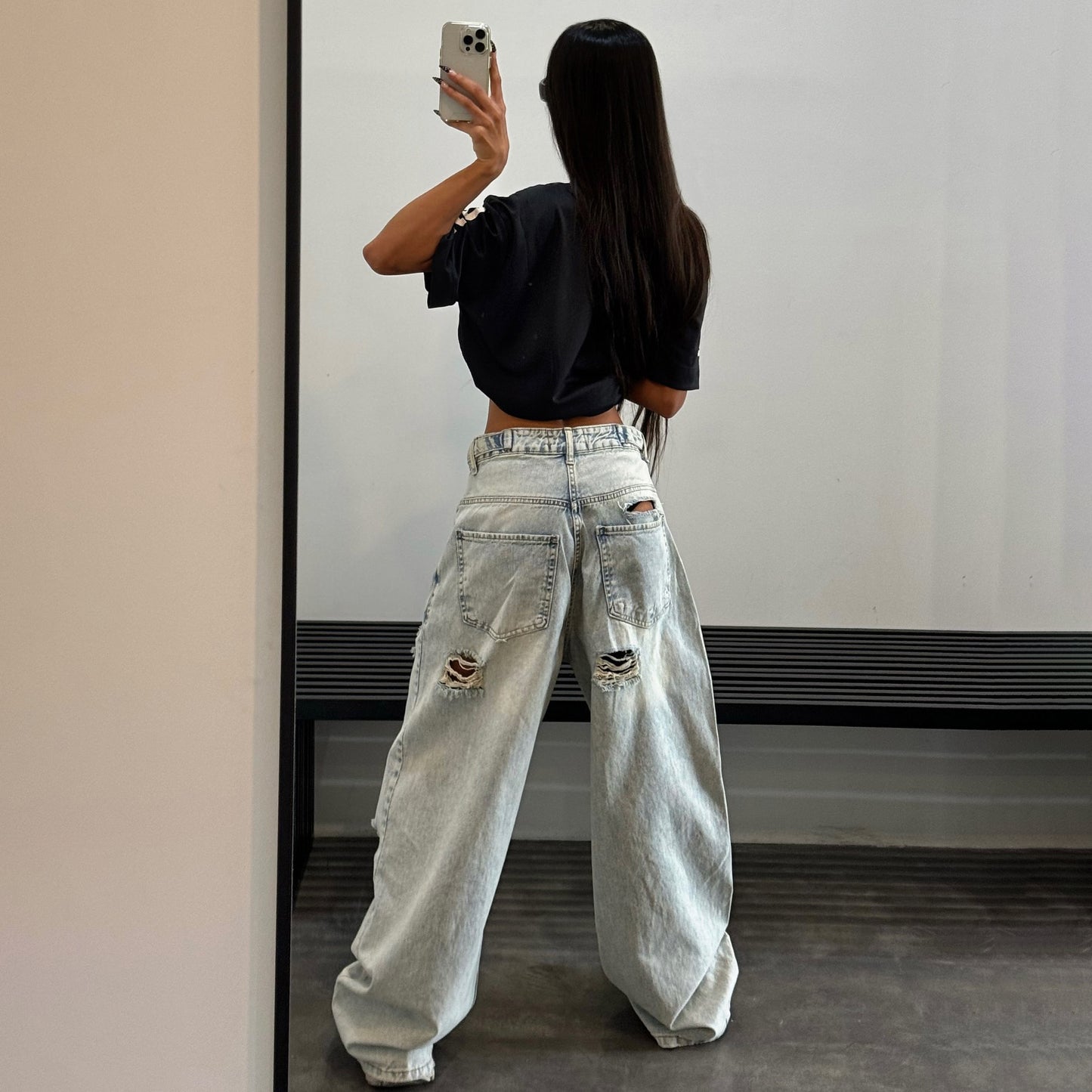 Pantalon cargo femmes avec une coupe décontractée et des détails de déchirure frappants Chic und Stil