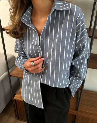 Chemise en coton décontractée pour femmes avec design rayé et coupe ample Chic und Stil