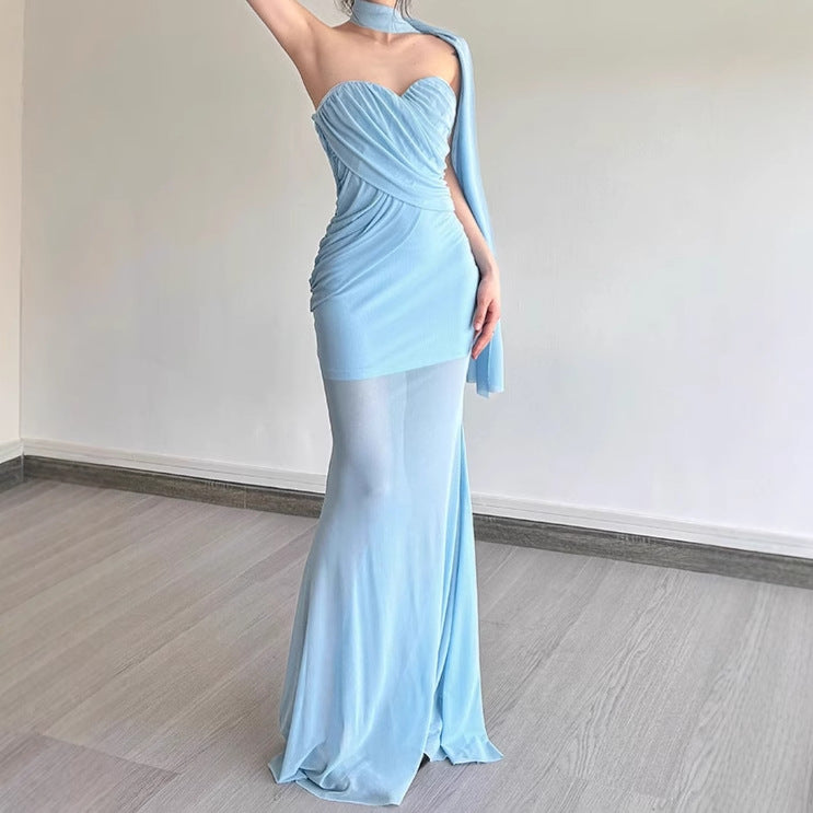 Robe maxi élégante pour femme avec décolleté asymétrique et design sculptant. Chic und Stil