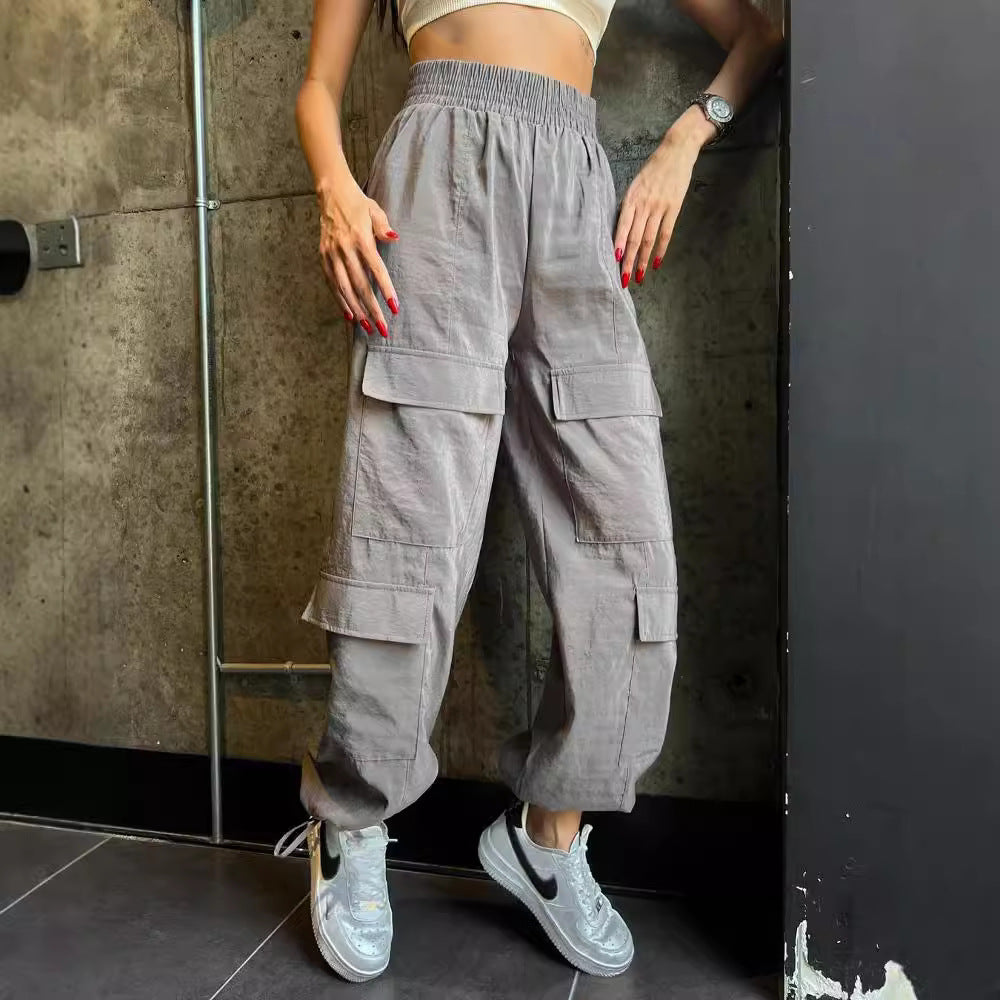 High-waisted elastic cargo pants for women with practical pockets Chic and Style