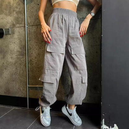 High-waisted elastic cargo pants for women with practical pockets Chic and Style