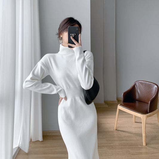 Robe tricot élégante pour femmes avec col haut et silhouette cintrée Chic und Stil
