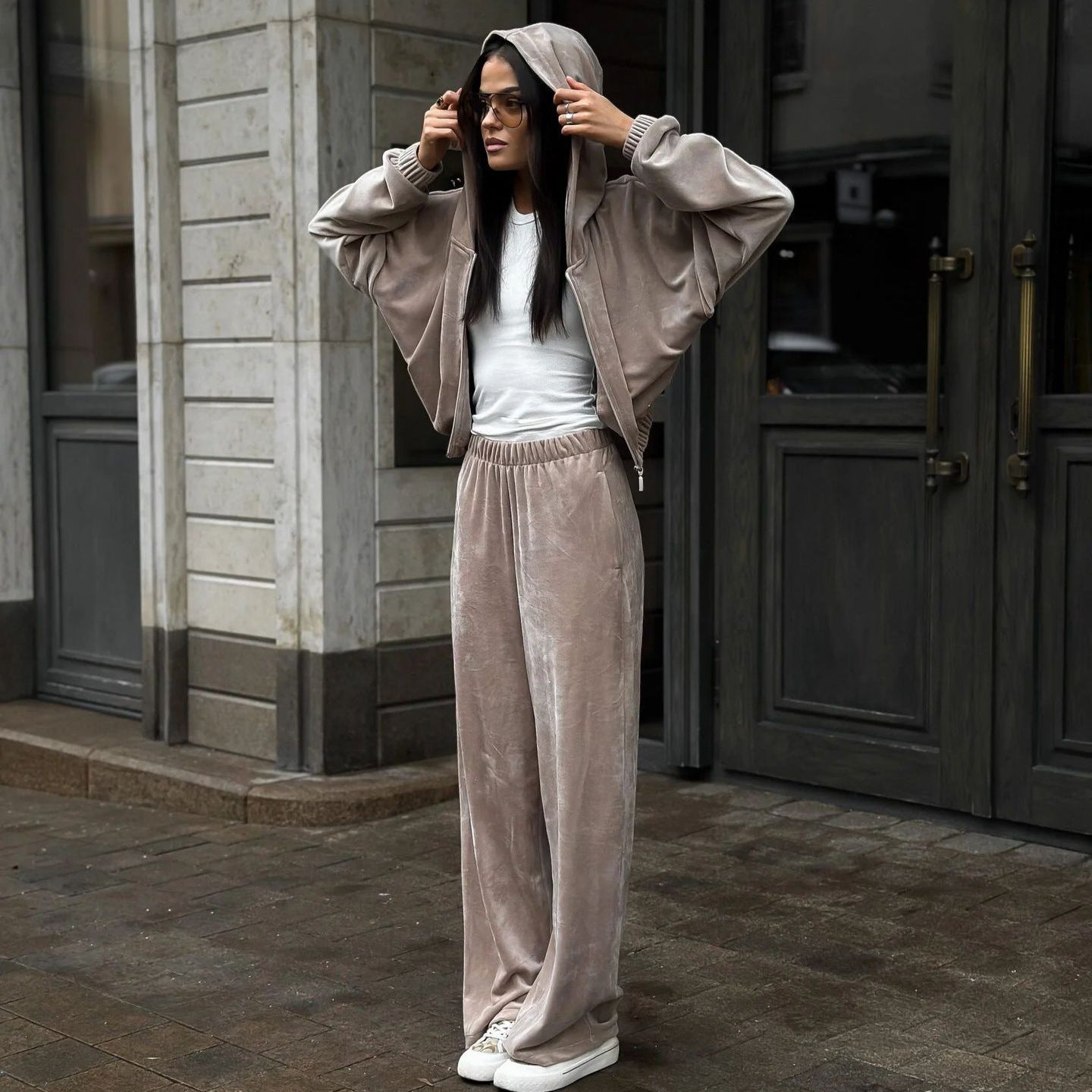 Women's Luxury Velvet Jogging Set with Hood and Elastic Cuffs Chic and Style