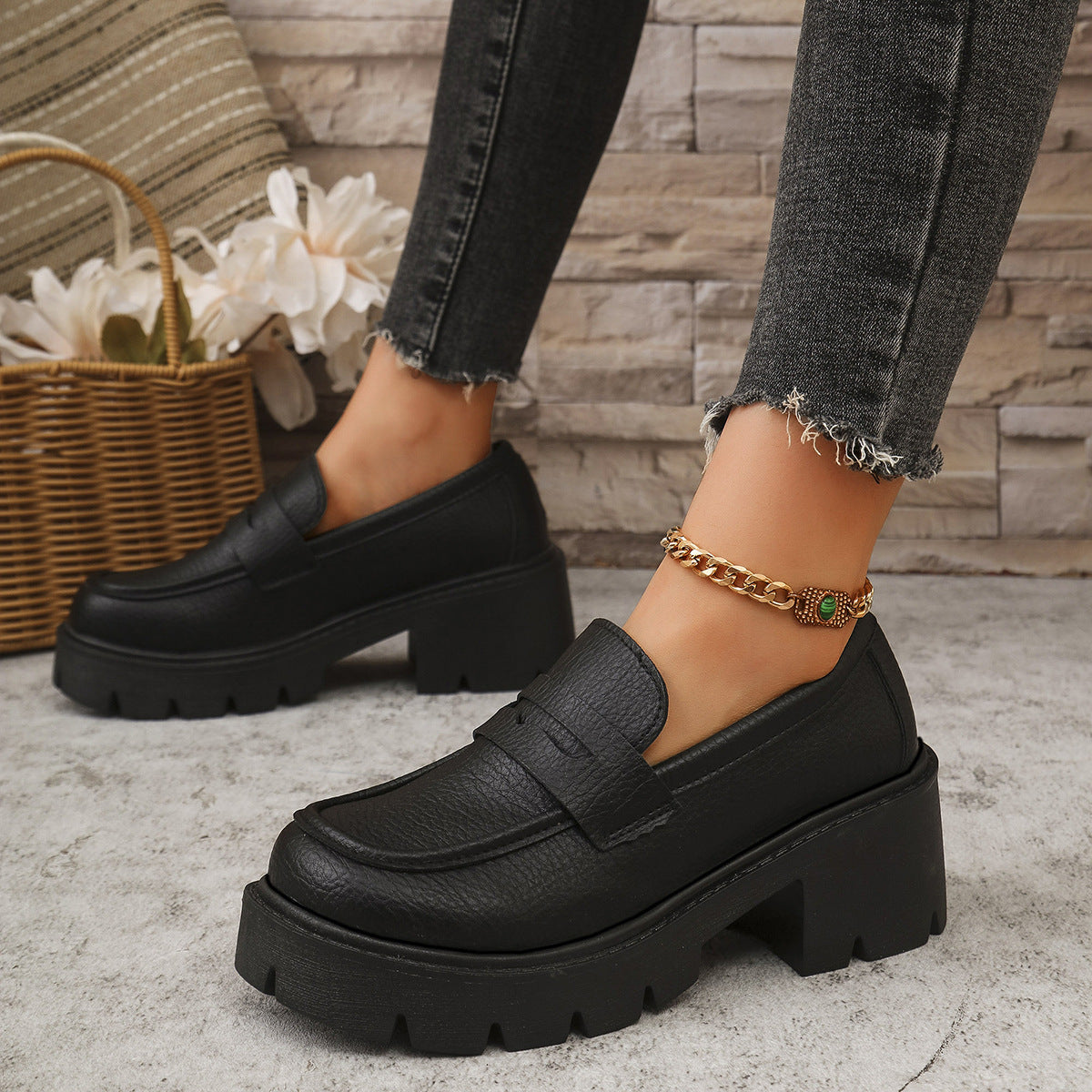 Chaussons à plateforme pour femmes avec semelle profilée antidérapante et design à la mode Chic und Stil