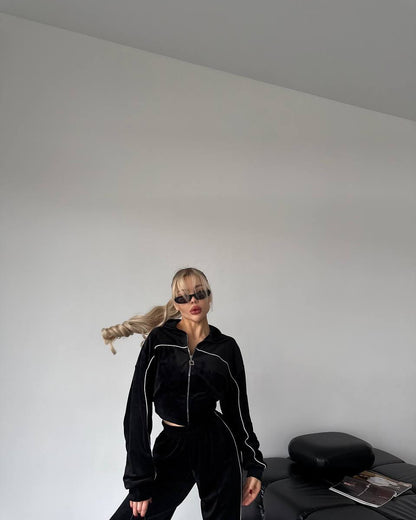 Sporty velvet jogging set for women with cropped hooded jacket and comfortable pants Chic and Style