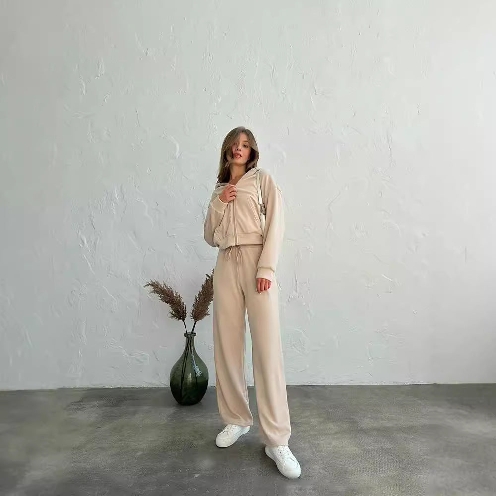 Comfortable lounge set for women with hooded top and loose pants Chic and Style