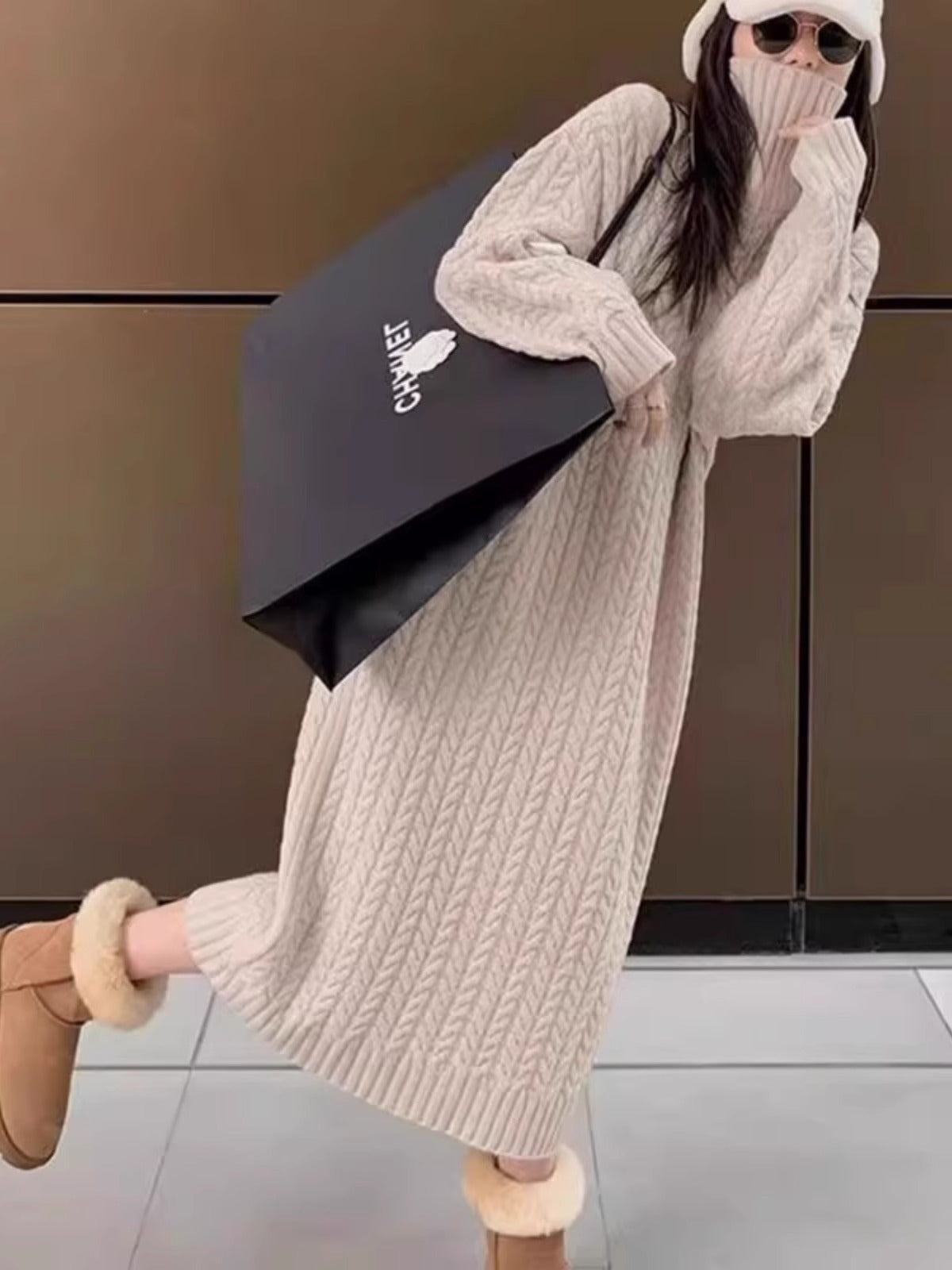 Robe en tricot pour femmes avec col montant et motif en torsades moderne Chic und Stil