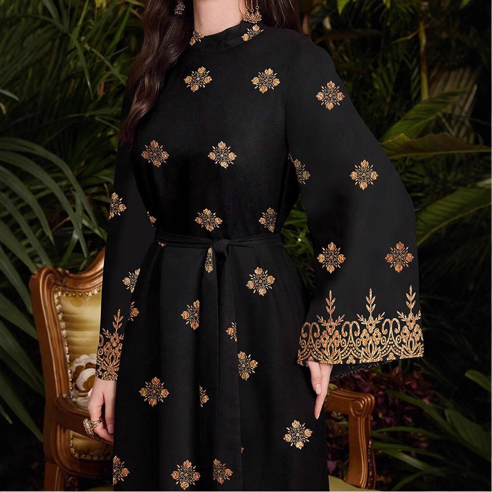 Robe de soirée festive pour femmes avec un élégant motif doré et floral Chic und Stil