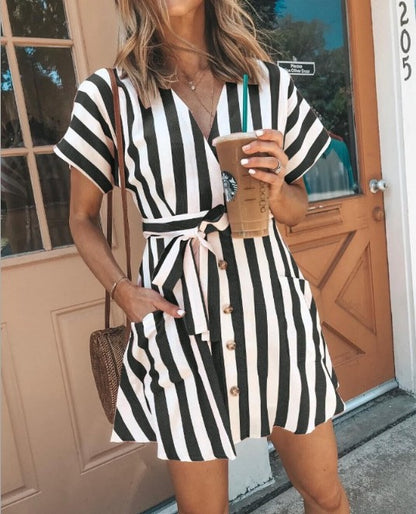 Robes portefeuille pour femmes au look rayé moderne avec boutonnière pratique et ceinture à la taille Chic und Stil