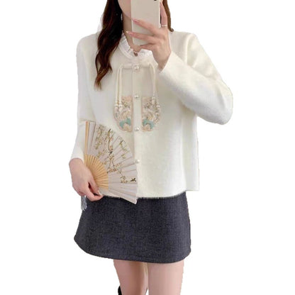 Pull à tricoter luxueux pour femmes avec détails de boutons décoratifs et volants Chic und Stil