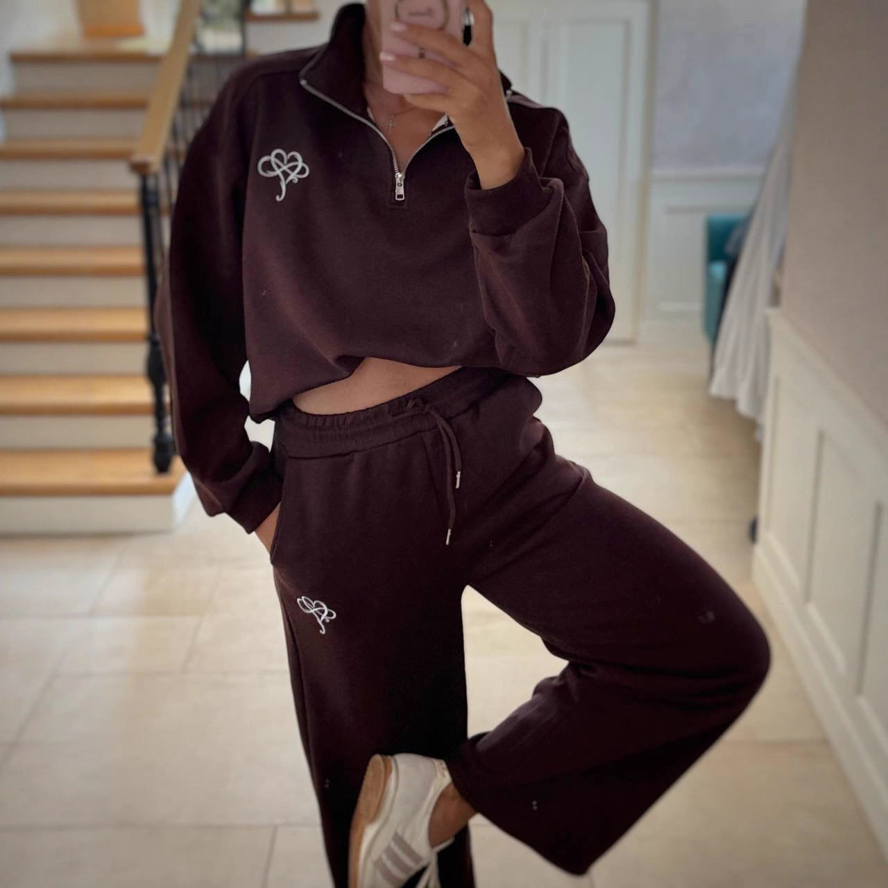 Pull sportif féminin avec fermeture éclair demi-longue et logo contrastant Chic und Stil