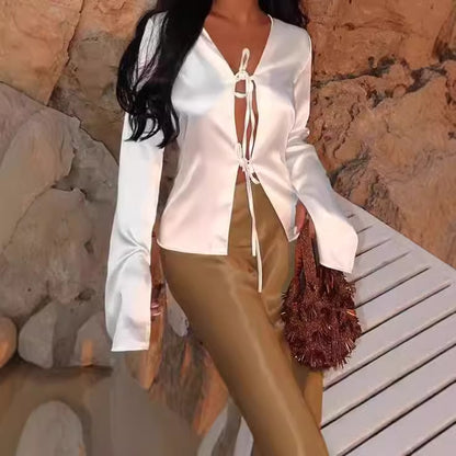 Blouse satin femme avec décolleté en V profond et liens Chic und Stil
