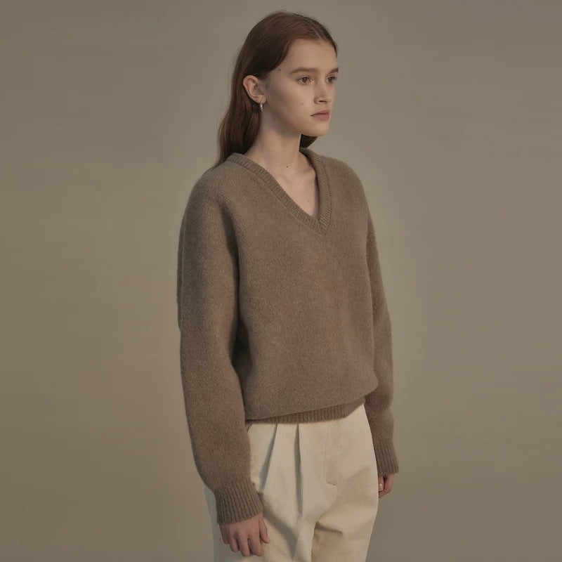 High quality wool pullover with V-neck for women Chic und Stil