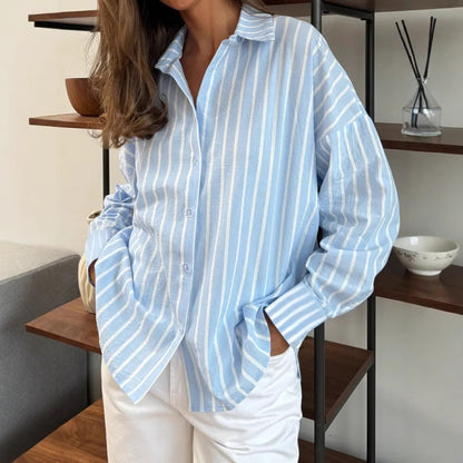 Chemise en coton décontractée pour femmes avec design rayé et coupe ample Chic und Stil