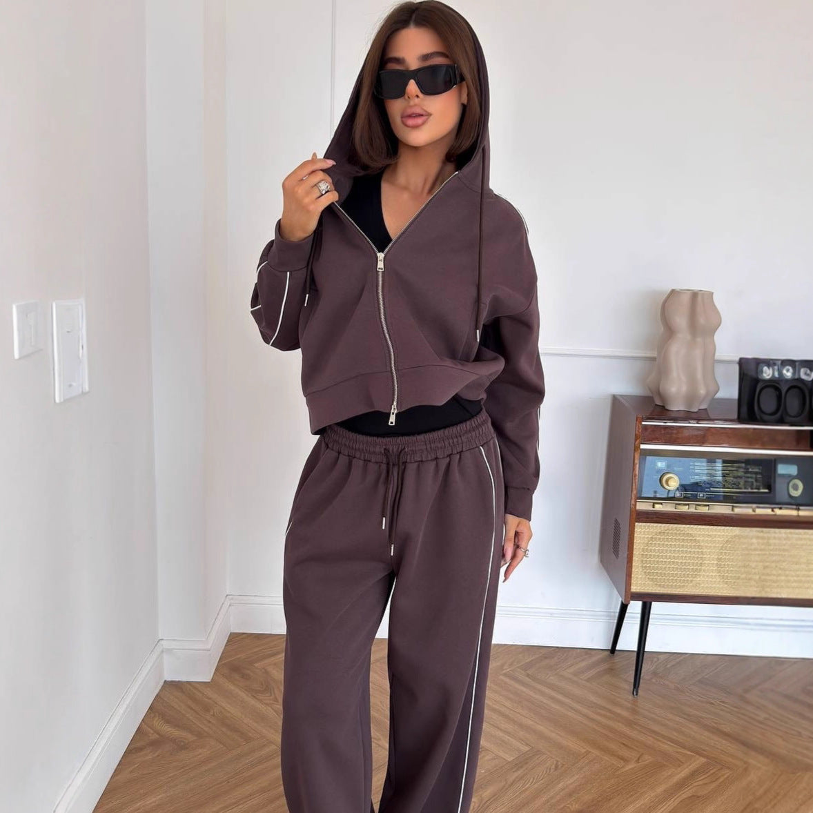 Women's comfortable hoodie and wide-leg sports pants with chic and stylish side accents