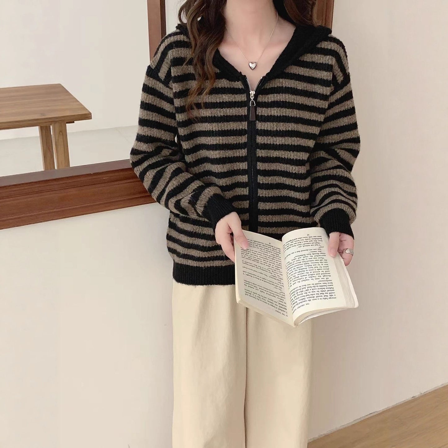 Casual knitted pullover for women with hood and zipper Chic and Style