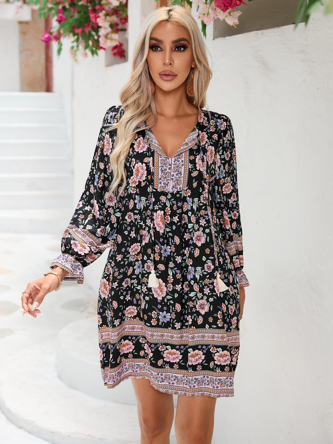 Dames Robe à fleurs ludique avec manches volantées et décolleté en V Chic und Stil