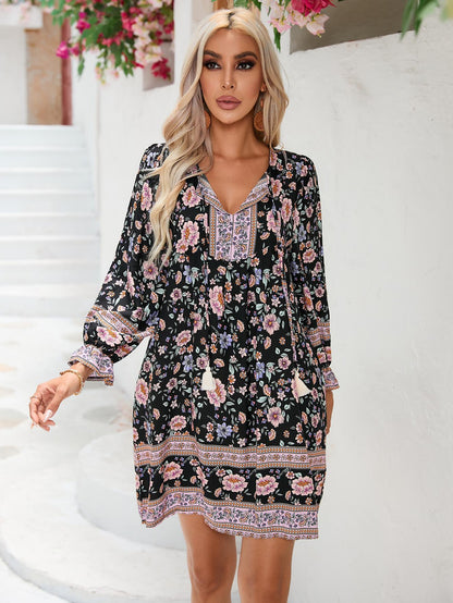 Dames Robe à fleurs ludique avec manches volantées et décolleté en V Chic und Stil
