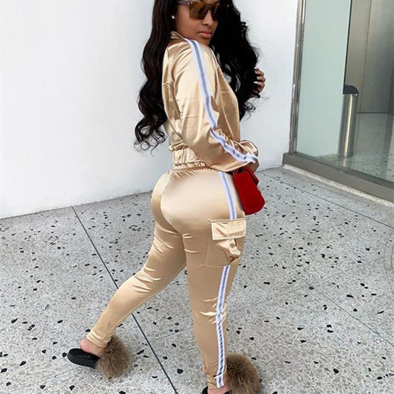 Women's sporty tracksuit set with cropped jacket and jogger pants Chic und Stil