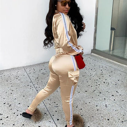 Women's sporty tracksuit set with cropped jacket and jogger pants Chic und Stil