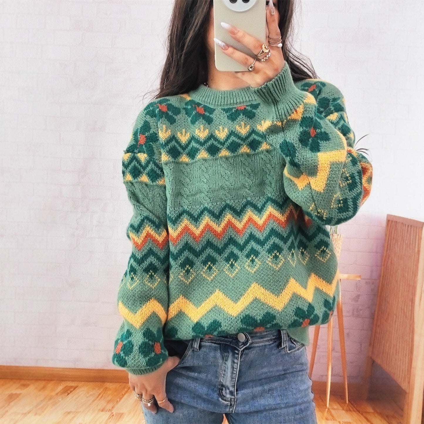 Dames gros tricot pull avec motif zigzag coloré et accents floraux Chic und Stil