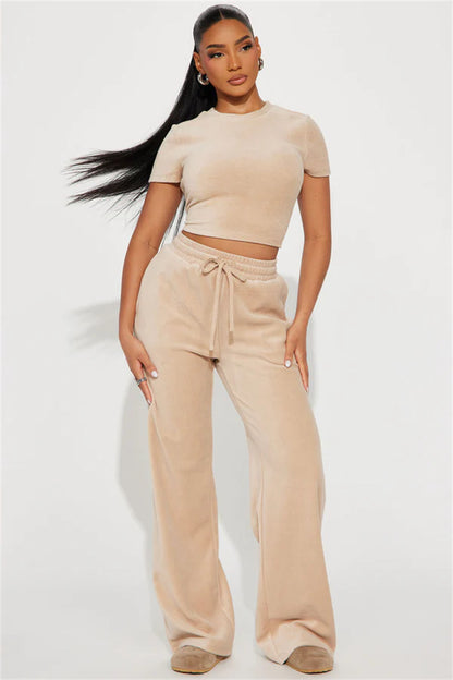 Cozy fleece loungewear set for women with short top and loose pants Chic und Stil